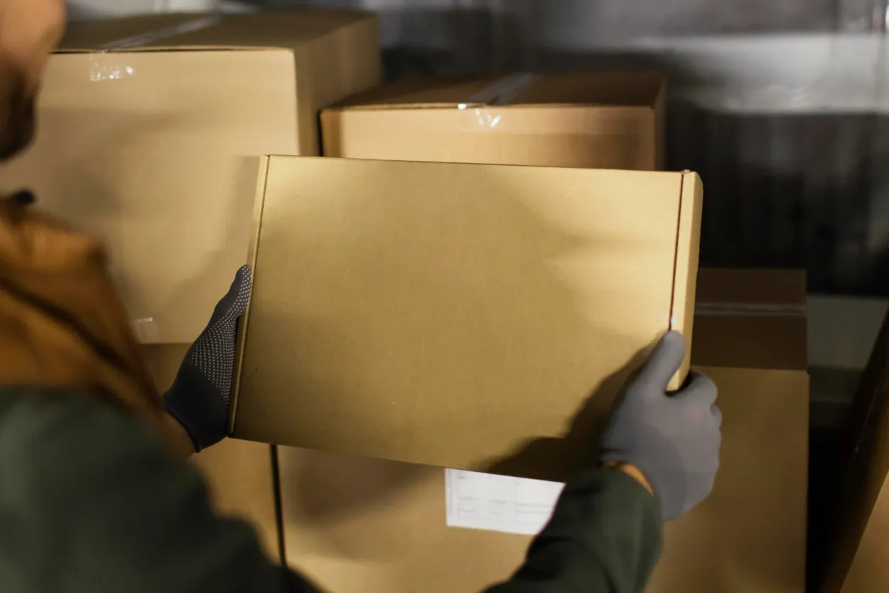 Rigid packaging handled in a warehouse environment